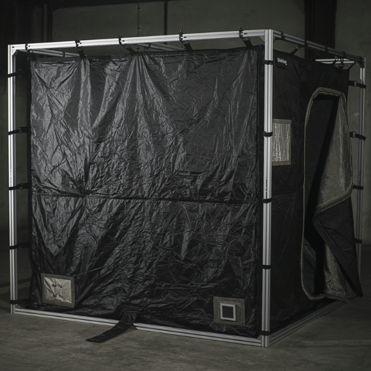 Detailansicht des EMI/RF/EMC Shielded Enclosure: Robuste Konstruktion für optimale elektromagnetische Abschirmung.