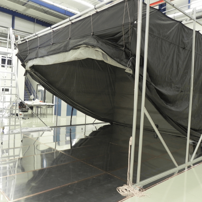 Innenansicht des mobilen Labors für EMC Tests und elektromagnetische Verträglichkeit.