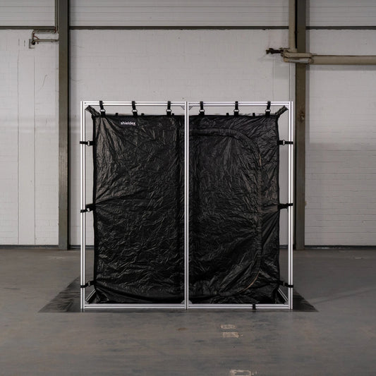 Detailansicht des EMI/RF/EMC Shielded Enclosure: Robuste Konstruktion für optimale elektromagnetische Abschirmung.